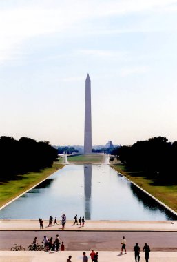 WASHINGTON DC ABD 18 081998 Lincoln Memorial Reflecting Pool Washington D.C. 'deki birçok yansıtıcı havuz arasında en büyüğü. National Mall 'da bulunan uzun ve büyük bir dikdörtgen havuzdur.