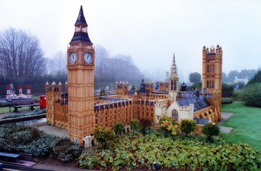 BRÜKSEL BELGIUM 10: 13 2000: Mini-Avrupa 'daki Westminster parlamentosu, Bruparck eğlence parkında, Atomium' un eteklerinde yer alan bir minyatür parktır.