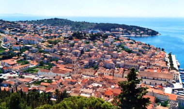 HVAR CROATIA 05 19 2000: Hvar, Dalmaçya kıyısında, Brac, Vis ve Korcula adaları arasında yer alan bir Hırvat adasıdır..