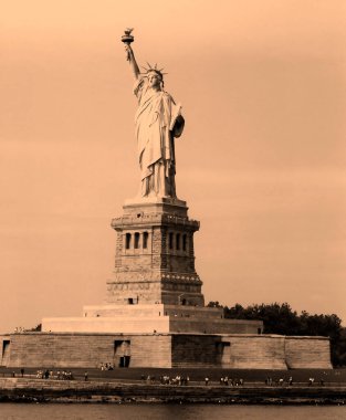 NEW YORK ABD 27 Ekim 2003: New York City, New York 'ta Özgürlük Heykeli. Özgürlük Anıtı, 1886 'da Fransa halkından Birleşik Devletler' e bir hediyeydi..