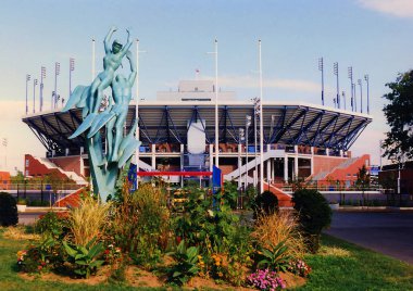 NEW YORK CITY NITED STATES 09 11 1997: Arthur Ashe Stadyumu Queens, New York 'taki Flushing MeadowsCorona Park' ta bulunan bir tenis arenasıdır. USTA Billie Jean King Ulusal Tenis Merkezi 'nin bir parçası