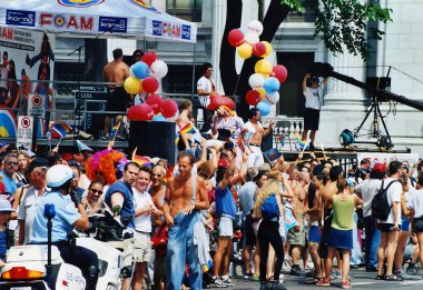 MONTREAL QUEBEC CANADA 15 Ağustos 2001: Montreal Onur Kutlamaları Toplum Günü 'ne katılan. Bu etkinliğin içermesi, eğitmesi ve eğlendirmesi...