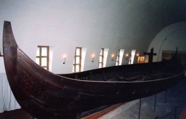 OSLO NORway 08 02 2001: Viking Çağı Müzesi, dünyanın en iyi korunmuş Viking gemilerini ve 5500 'den fazla nesneyi deneyimleyebilirsiniz.