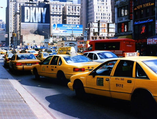 НЬЮ-ЙОРК, Нью-Йорк - 15 мая 2008 года: Такси Нью-Йорка являются широко признанными иконами города. Такси окрашены канарейка желтый могут забрать пассажиров в любом месте в пяти районах.
