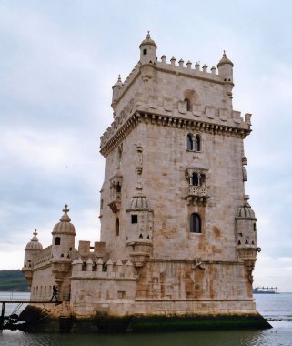 LISBON PORTUGAL 10 02 2002: Belem Kulesi resmi olarak Saint Vincent Kulesi. Lizbon 'da bulunan ve kaşifler için bir karaya çıkma ve biniş noktası olarak hizmet veren bir 16. yüzyıl tahkimatı.