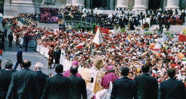 VATICAN İTALYA 05 12 2003: John Paul tarafından 4 yeni aziz, 2 Polonya 'dan: Joseph Sebastian Pelczar, Ursula Ledochowska ve 2 İtalyan: Maria De Mattias, Virginia Centurione Bracelli