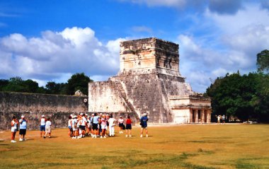 CHICHEN ITZA MEXICO 11 11: 03: Chichen Itza, Terminal Classic döneminin Maya halkı tarafından inşa edilmiş büyük bir Kolombiya öncesi şehir. Arkeolojik alan Tinum Belediyesi Yucatan Eyaleti 'nde yer almaktadır.