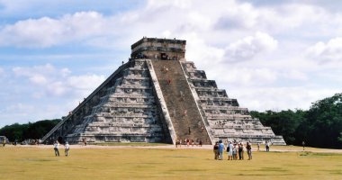 CHICHEN ITZA MEXICO 11 11: 03: Chichen Itza, Terminal Classic döneminin Maya halkı tarafından inşa edilmiş büyük bir Kolombiya öncesi şehir. Arkeolojik alan Tinum Belediyesi Yucatan Eyaleti 'nde yer almaktadır.