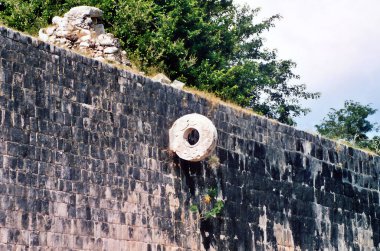 CHICHEN ITZA MEXICO 11 11: 11: 03: Yucatan yarımadasındaki Chichen Itza 'nın Maya harabelerinden top oyunu duvarı ve sepeti, bunlar Maya uygarlığının eski kalıntıları..