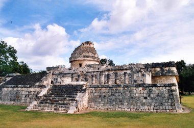 CHICHEN ITZA MEXICO 11 11: 03: Chichen Itza, Terminal Classic döneminin Maya halkı tarafından inşa edilmiş büyük bir Kolombiya öncesi şehir. Arkeolojik alan Tinum Belediyesi Yucatan Eyaleti 'nde yer almaktadır.