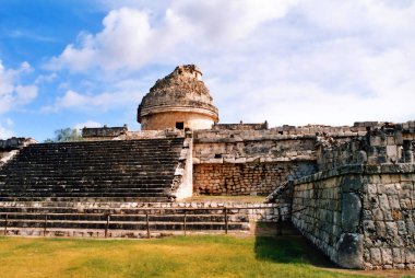 CHICHEN ITZA MEXICO 11 11: 03: Chichen Itza, Terminal Classic döneminin Maya halkı tarafından inşa edilmiş büyük bir Kolombiya öncesi şehir. Arkeolojik alan Tinum Belediyesi Yucatan Eyaleti 'nde yer almaktadır.
