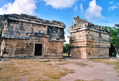 CHICHEN ITZA MEXICO 11 11: 03: Chichen Itza, Terminal Classic döneminin Maya halkı tarafından inşa edilmiş büyük bir Kolombiya öncesi şehir. Arkeolojik alan Tinum Belediyesi Yucatan Eyaleti 'nde yer almaktadır.