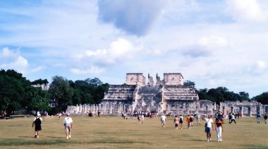 CHICHEN ITZA MEXICO 11 11: 03: Chichen Itza, Terminal Classic döneminin Maya halkı tarafından inşa edilmiş büyük bir Kolombiya öncesi şehir. Arkeolojik alan Tinum Belediyesi Yucatan Eyaleti 'nde yer almaktadır.