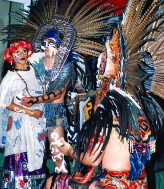 PLAYA DEL CARMEN MEXICO 11 10 10 2003: Aztek halkı gibi giyinen kişiler arasında Meksika 'nın merkezindeki farklı etnik gruplar da vardı
