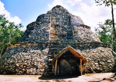 COBA MEXICO 112 1998: Coba, Caribe 'deki Maya harabelerinde küçük piramit. Quintana Roo Eyaleti. Maya Riviera 'sı. Yucatan Yarımadası. Meksika