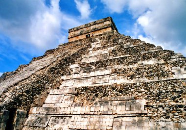 CHICHEN ITZA MEXICO 11 11: 03: Chichen Itza, Terminal Classic döneminin Maya halkı tarafından inşa edilmiş büyük bir Kolombiya öncesi şehir. Arkeolojik alan Tinum Belediyesi Yucatan Eyaleti 'nde yer almaktadır.