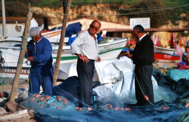 ALBUFEIRA PORTUGAL 10: 12 2002: Balıkçıların plajı eski Albufeira kasabasına ve doğudaki Oura Sahili 'ne hizmet vermektedir.