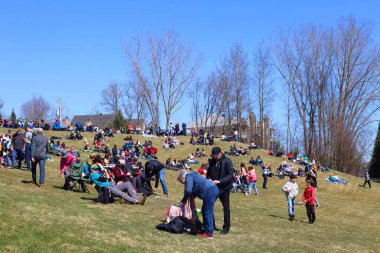 BROMONT QUEBEC CANADA 04 08 2024: 8 Nisan 2024 tarihli Güneş tutulmasını bekleyen insanlar, Kuzey Amerika 'nın bir kısmını kapsayan Meksika' dan Kanada ve Amerika Birleşik Devletleri 'ne kadar uzanan bir grup boyunca görülebilir.