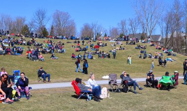 BROMONT QUEBEC CANADA 04 08 2024: 8 Nisan 2024 tarihli Güneş tutulmasını bekleyen insanlar, Kuzey Amerika 'nın bir kısmını kapsayan Meksika' dan Kanada ve Amerika Birleşik Devletleri 'ne kadar uzanan bir grup boyunca görülebilir.