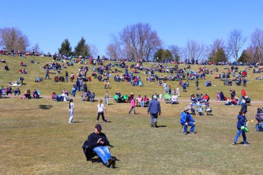 BROMONT QUEBEC CANADA 04 08 2024: 8 Nisan 2024 tarihli Güneş tutulmasını bekleyen insanlar, Kuzey Amerika 'nın bir kısmını kapsayan Meksika' dan Kanada ve Amerika Birleşik Devletleri 'ne kadar uzanan bir grup boyunca görülebilir.