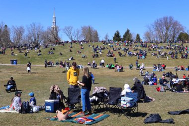 BROMONT QUEBEC CANADA 04 08 2024: 8 Nisan 2024 tarihli Güneş tutulmasını bekleyen insanlar, Kuzey Amerika 'nın bir kısmını kapsayan Meksika' dan Kanada ve Amerika Birleşik Devletleri 'ne kadar uzanan bir grup boyunca görülebilir.