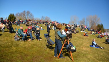 BROMONT QUEBEC CANADA 04 08 2024: 8 Nisan 2024 tarihli Güneş tutulmasını izleyen insanlar, Kuzey Amerika 'nın bir kısmını kapsayan Meksika' dan Kanada 'ya ve Amerika Birleşik Devletleri' ne kadar uzanan bir grupta görülüyor