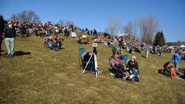 BROMONT QUEBEC CANADA 04 08 2024: 8 Nisan 2024 tarihli Güneş tutulmasını izleyen insanlar, Kuzey Amerika 'nın bir kısmını kapsayan Meksika' dan Kanada 'ya ve Amerika Birleşik Devletleri' ne kadar uzanan bir grupta görülüyor