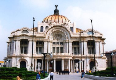 MEXICO CITY MEXICO 11 11 1998: Palacio de Bellas Artes (Güzel Sanatlar Sarayı), Meksika 'nın önde gelen kültür merkezlerinden biridir. Bu etkinlik sahne sanatları etkinlikleri, edebiyat etkinlikleri ve plastik sanatlarına ev sahipliği yapar