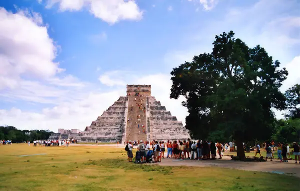 CHICHEN ITZA MEXICO 11 11: 03: Chichen Itza, Terminal Classic döneminin Maya halkı tarafından inşa edilmiş büyük bir Kolombiya öncesi şehir. Arkeolojik alan Tinum Belediyesi Yucatan Eyaleti 'nde yer almaktadır.