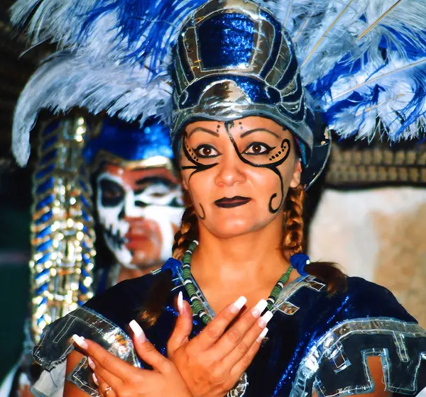 PLAYA DEL CARMEN MEXICO 11 10 2003: Aztek halkı gibi giyinen insanlar Meksika 'nın merkezindeki farklı etnik grupları da içeriyordu
