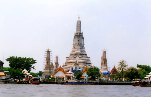 stock image BANGKOK THAILANDE 05 12 1999: Wat Arun is a Buddhist temple (wat) in the Bangkok Yai district of Bangkok, Thailand. It is situated on Thonburi on the west bank of the Chao Phraya River