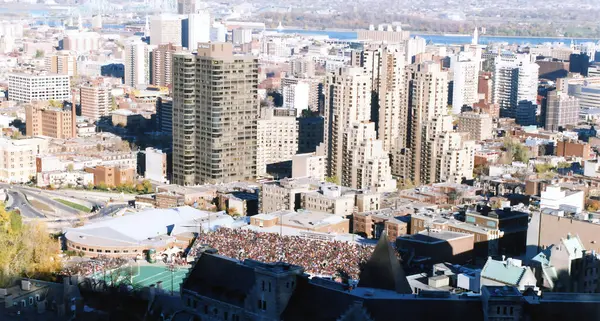 Montreal CANADA 10: 12 1998: Montreal şehir merkezinin kuş bakışı görüntüsü. Montreal, Kanada 'nın Quebec eyaletinde yer alan bir şehirdir..