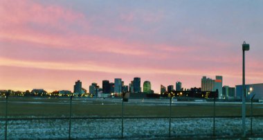 EDMONTON ALBERTA CANADA 12 27 2002: sabah güneşi Edmonton şehir merkezi silueti üzerinde yükseliyor. Edmonton, Kanada 'nın Alberta eyaletinin başkentidir..