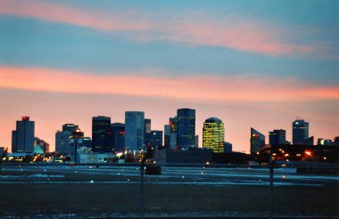 EDMONTON ALBERTA CANADA 12 27 2002: sabah güneşi Edmonton şehir merkezi silueti üzerinde yükseliyor. Edmonton, Kanada 'nın Alberta eyaletinin başkentidir..