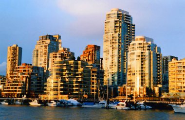 VANCOUVER BC CANADA 27 Haziran 2015: Burrard Caddesi Köprüsü, 1930 'da Vancouver' da Kitsilano ile bağlantılı olarak inşa edilen dört şeritli Art Deco tarzı çelik köprü.