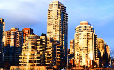 VANCOUVER BC CANADA 27 Haziran 2015: Burrard Caddesi Köprüsü, 1930 'da Vancouver' da Kitsilano ile bağlantılı olarak inşa edilen dört şeritli Art Deco tarzı çelik köprü.