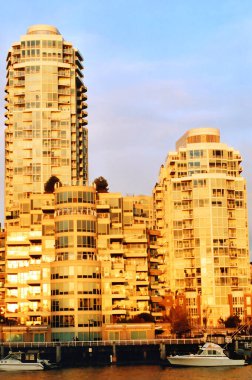 VANCOUVER BC CANADA 27 Haziran 2015: Burrard Caddesi Köprüsü, 1930 'da Vancouver' da Kitsilano ile bağlantılı olarak inşa edilen dört şeritli Art Deco tarzı çelik köprü.