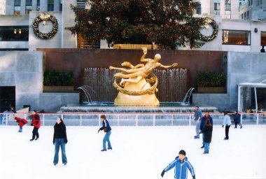 New York Birleşik Devletleri 12: 15 2003 Rockefeller Merkezi 'ndeki altın Prometheus heykeli. Bu bronz yaldızlı heykel 30 Rockefeller Meydanı 'nın önünde bulunuyor.