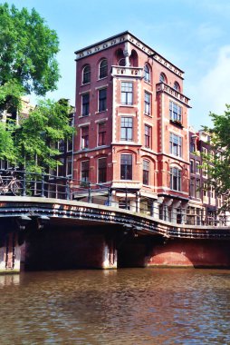 AMSTERDAM NETHERLANDS 06 01 2000: tipik kanal evleri. Kanal evlerinde genellikle bir bodrum, tavan arası ve ticaret malları depolanabilir..
