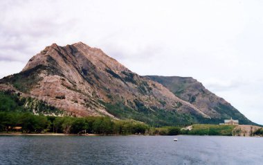 Kuzeybatı Montana 'daki Buzul Ulusal Parkı' nın heybetli kayalık buzul zirveleri Amerika Birleşik Devletleri-Kanada sınırının üzerindedir. Parkın Kanada tarafı Alberta 'daki Waterton Lakes Ulusal Parkı olarak bilinir..