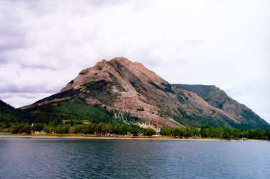 Kuzeybatı Montana 'daki Buzul Ulusal Parkı' nın heybetli kayalık buzul zirveleri Amerika Birleşik Devletleri-Kanada sınırının üzerindedir. Parkın Kanada tarafı Alberta 'daki Waterton Lakes Ulusal Parkı olarak bilinir..