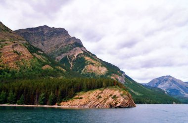 Kuzeybatı Montana 'daki Buzul Ulusal Parkı' nın heybetli kayalık buzul zirveleri Amerika Birleşik Devletleri-Kanada sınırının üzerindedir. Parkın Kanada tarafı Alberta 'daki Waterton Lakes Ulusal Parkı olarak bilinir..
