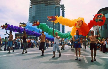 MONTREAL QUEBEC CANADA 15 Ağustos 2002: Montreal Onur Kutlamaları Toplum Günü 'ne katılan. Bu etkinliğin içermesi, eğitmesi ve eğlendirmesi...