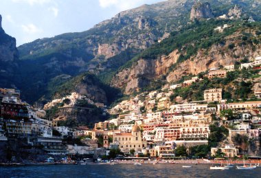 AMALFI Kıyı İtalya 05: 22 2003: Amalfi Sahili Güney İtalya 'da Tyrhenian Denizi ve Salerno Körfezi' ne bakan bir kıyı şerididir..