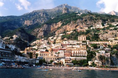 AMALFI Kıyı İtalya 05: 22 2003: Amalfi Sahili Güney İtalya 'da Tyrhenian Denizi ve Salerno Körfezi' ne bakan bir kıyı şerididir..