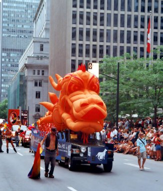 MONTREAL QUEBEC CANADA 15 Ağustos 2002: Montreal Onur Kutlamaları Toplum Günü 'ne katılan. Bu etkinliğin içermesi, eğitmesi ve eğlendirmesi...