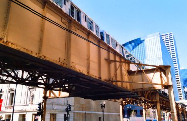 Şikago ILLINOIS BİRLİK Eyaletleri 06: 23 2003; Chicago 'nun belirlenen 77 kamu alanından biri olan The Loop, Chicago' nun merkez ticaret bölgesidir..