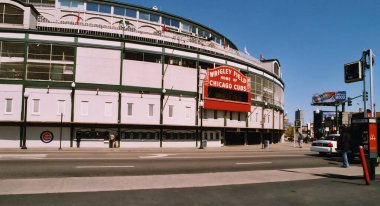 Şikago ILLINOIS BİRLİK Eyaletleri 06: 23 2003; Chicago 'nun belirlenen 77 kamu alanından biri olan The Loop, Chicago' nun merkez ticaret bölgesidir..