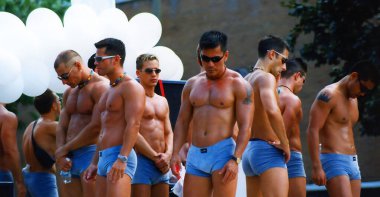 MONTREAL QUEBEC CANADA 15 Ağustos 2002: Montreal Onur Kutlamaları Toplum Günü 'ne katılan. Bu etkinliğin içermesi, eğitmesi ve eğlendirmesi...