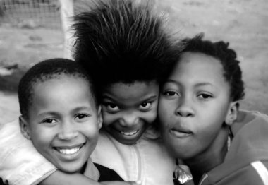 KHAYELITSHA, CAPE TOWN SOUTH AFRICA 22 Mayıs 2007: Batı Cape 'deki Khayelitsha kasabasının bir caddesinde oynayan kimliği belirsiz bir grup çocuk SA' nın en büyük ve en hızlı büyüyen şehri olarak biliniyor.